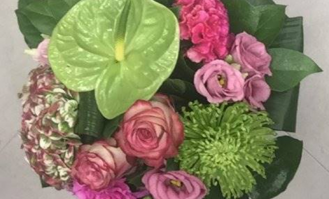 Bouquet moderne rose & vert, Vaugneray, Alloin Fleurs