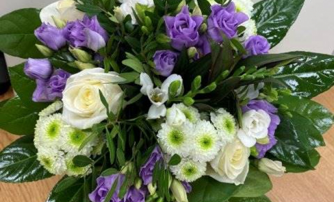 Bouquet violet et blanc, Vaugneray, Alloin Fleurs