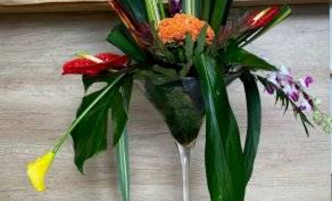 Vase martini en fleurs exotiques